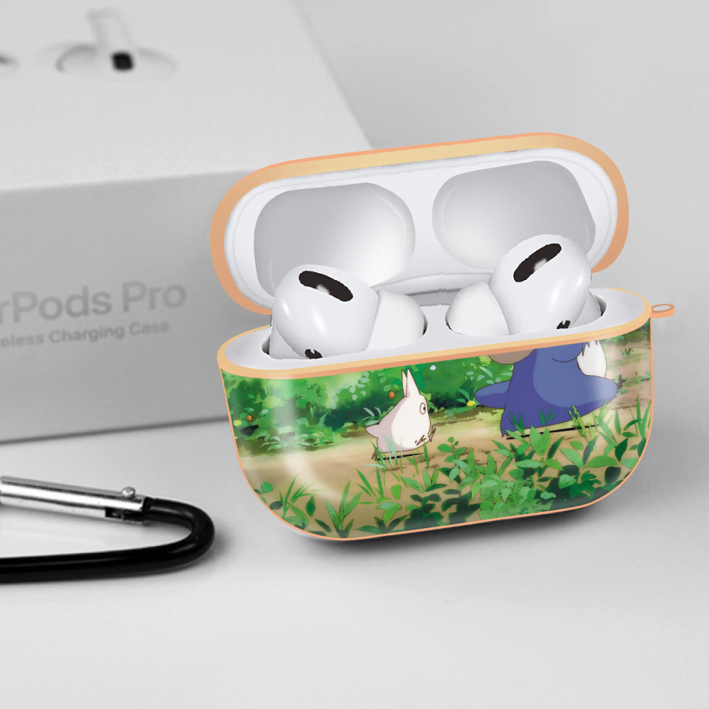 となりのトトロ 草壁メイ 草壁サツキ My Neighbor Totoro Satsuki Kusakabe Mei Kusakabe 【AirPods Pro用】ハードシェル保護ケース｜耐衝撃・防指紋・カラビナ付き商品仕様