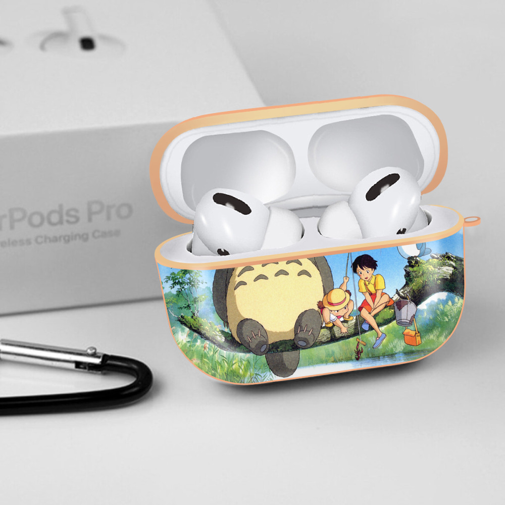 となりのトトロ 草壁メイ 草壁サツキ My Neighbor Totoro Satsuki Kusakabe Mei Kusakabe 【AirPods Pro用】ハードシェル保護ケース｜耐衝撃・防指紋・カラビナ付き商品仕様