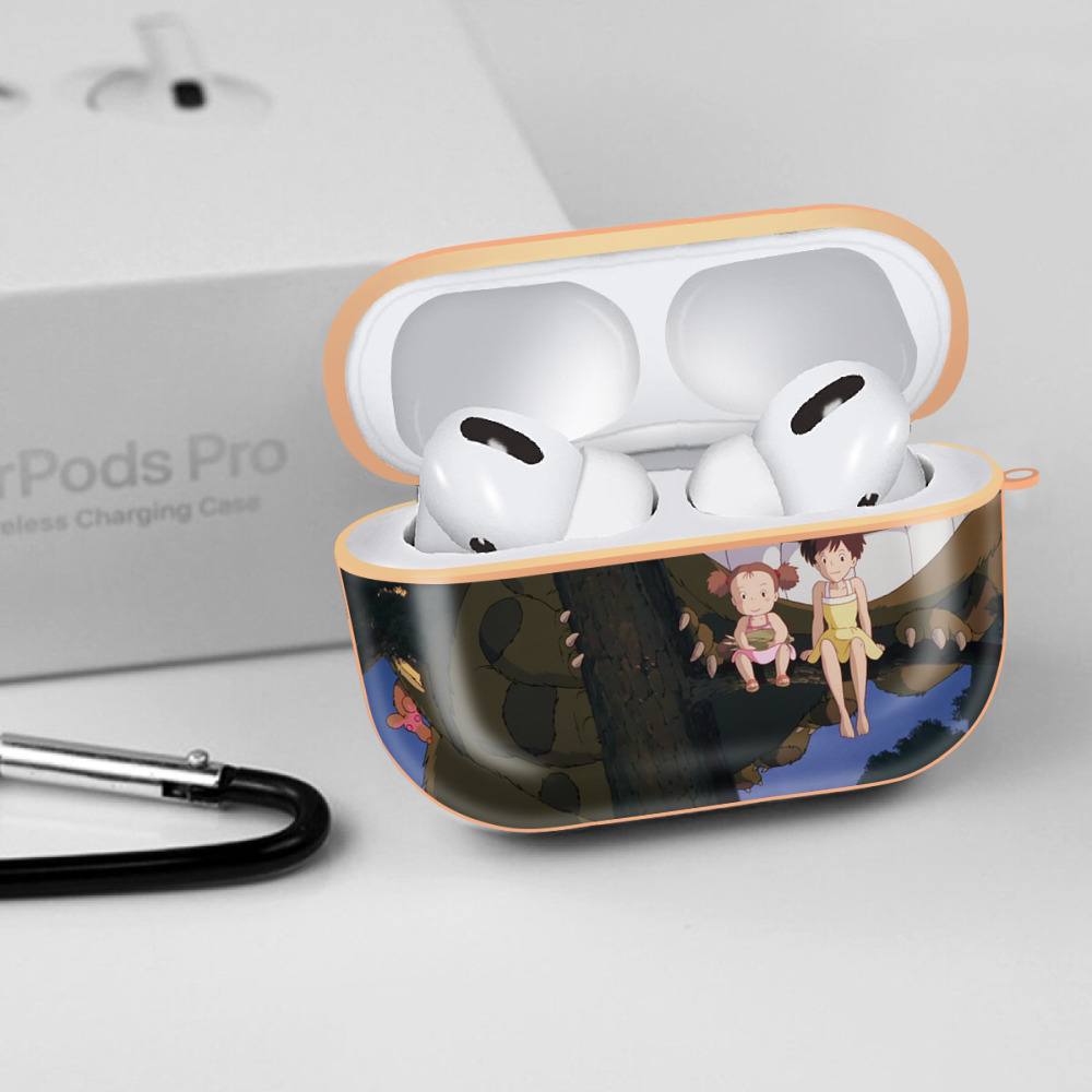となりのトトロ 草壁メイ 草壁サツキ My Neighbor Totoro Satsuki Kusakabe Mei Kusakabe 【AirPods Pro用】ハードシェル保護ケース｜耐衝撃・防指紋・カラビナ付き商品仕様