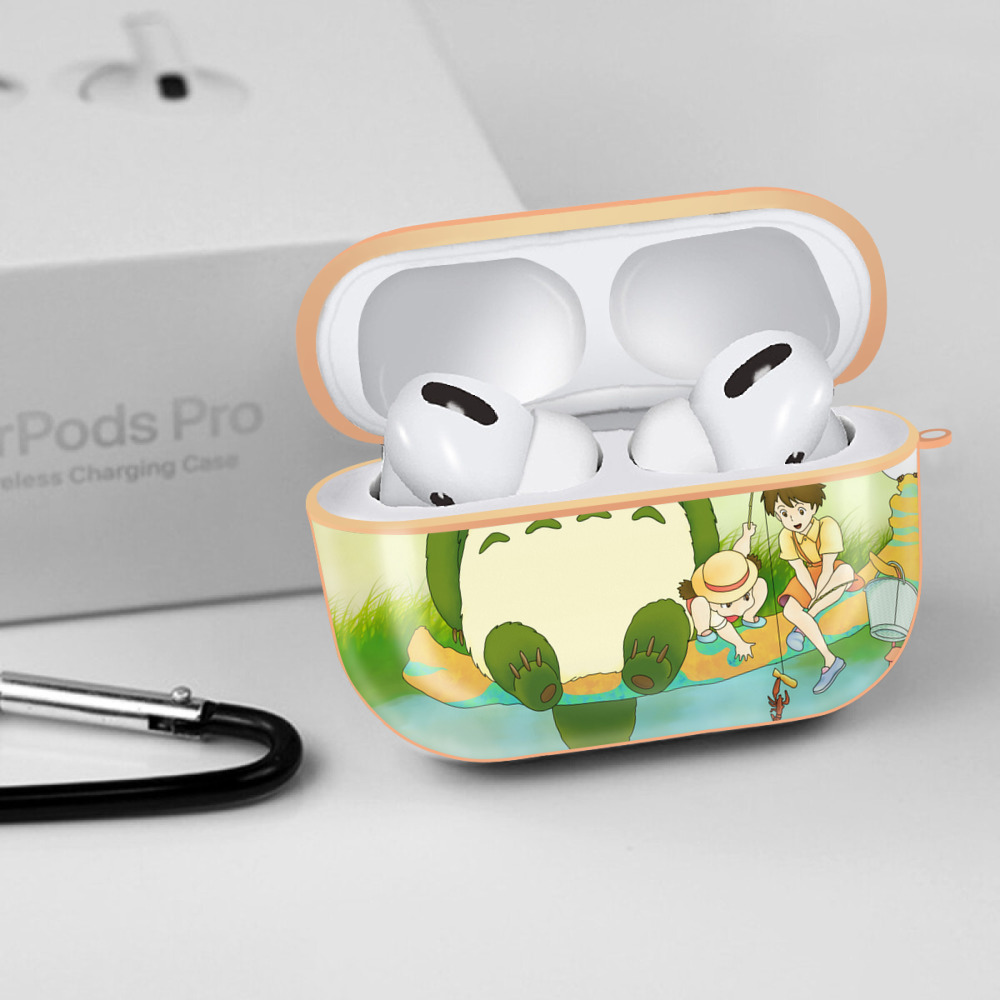 となりのトトロ 草壁メイ 草壁サツキ My Neighbor Totoro Satsuki Kusakabe Mei Kusakabe 【AirPods Pro用】ハードシェル保護ケース｜耐衝撃・防指紋・カラビナ付き商品仕様