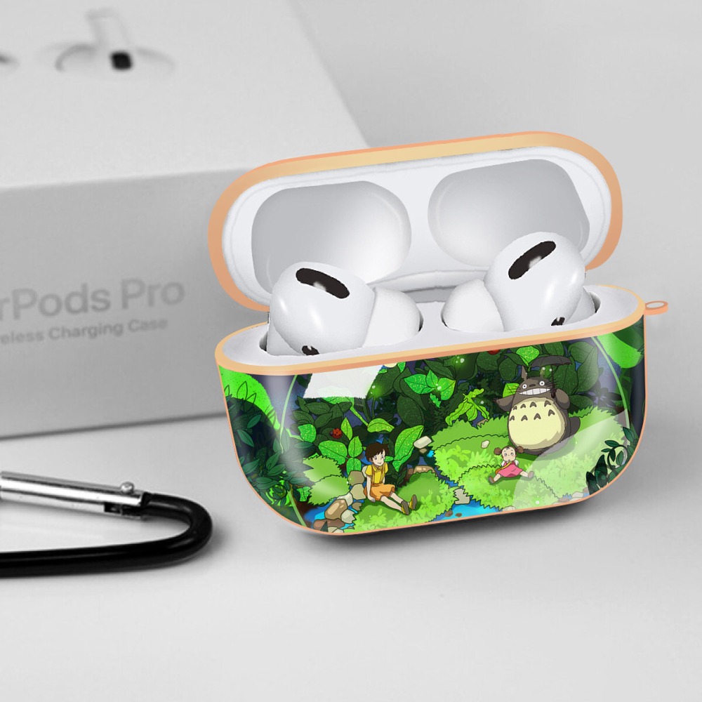 となりのトトロ 草壁メイ 草壁サツキ My Neighbor Totoro Satsuki Kusakabe Mei Kusakabe 【AirPods Pro用】ハードシェル保護ケース｜耐衝撃・防指紋・カラビナ付き商品仕様