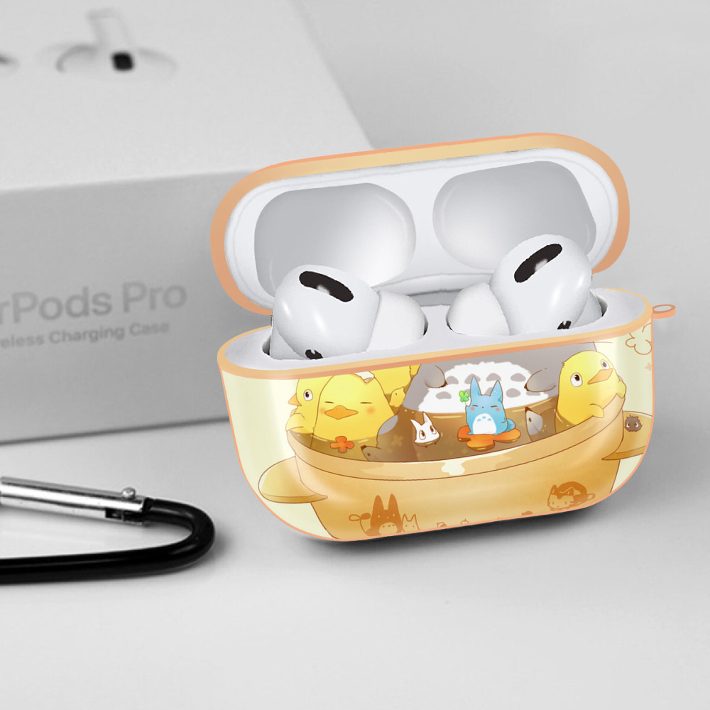 となりのトトロ 草壁メイ 草壁サツキ My Neighbor Totoro Satsuki Kusakabe Mei Kusakabe 【AirPods Pro用】ハードシェル保護ケース｜耐衝撃・防指紋・カラビナ付き商品仕様