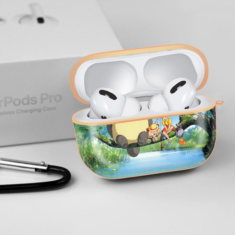 となりのトトロ 草壁メイ 草壁サツキ My Neighbor Totoro Satsuki Kusakabe Mei Kusakabe 【AirPods Pro用】ハードシェル保護ケース｜耐衝撃・防指紋・カラビナ付き商品仕様