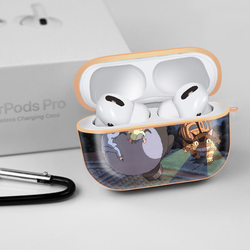 となりのトトロ 草壁メイ 草壁サツキ My Neighbor Totoro Satsuki Kusakabe Mei Kusakabe 【AirPods Pro用】ハードシェル保護ケース｜耐衝撃・防指紋・カラビナ付き商品仕様
