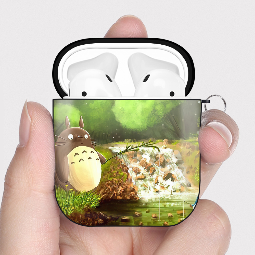 （画像用） となりのトトロ 草壁メイ 草壁サツキ My Neighbor Totoro Satsuki Kusakabe Mei Kusakabe AirPods 第2世代保護ケース ハードシェル ブラック 耐衝撃・防指紋・カラビナ付き