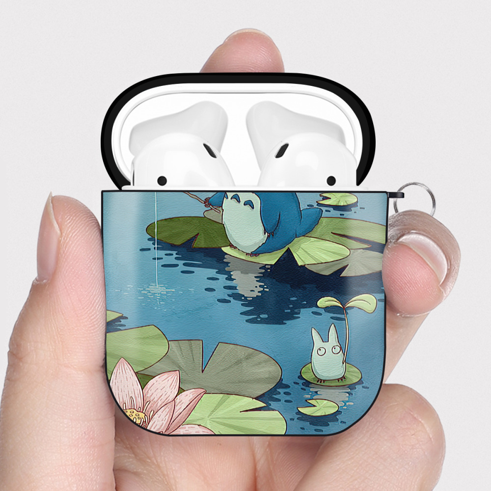 （画像用） となりのトトロ 草壁メイ 草壁サツキ My Neighbor Totoro Satsuki Kusakabe Mei Kusakabe AirPods 第2世代保護ケース ハードシェル ブラック 耐衝撃・防指紋・カラビナ付き