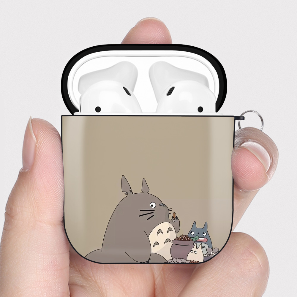 （画像用） となりのトトロ 草壁メイ 草壁サツキ My Neighbor Totoro Satsuki Kusakabe Mei Kusakabe AirPods 第2世代保護ケース ハードシェル ブラック 耐衝撃・防指紋・カラビナ付き