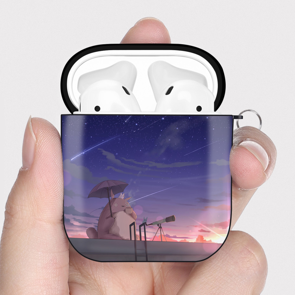 （画像用） となりのトトロ 草壁メイ 草壁サツキ My Neighbor Totoro Satsuki Kusakabe Mei Kusakabe AirPods 第2世代保護ケース ハードシェル ブラック 耐衝撃・防指紋・カラビナ付き
