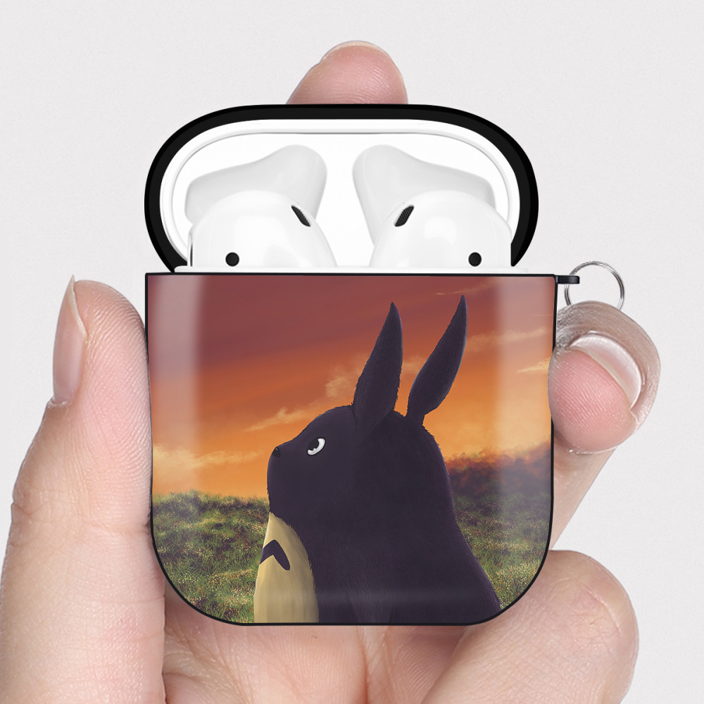 （画像用） となりのトトロ 草壁メイ 草壁サツキ My Neighbor Totoro Satsuki Kusakabe Mei Kusakabe AirPods 第2世代保護ケース ハードシェル ブラック 耐衝撃・防指紋・カラビナ付き