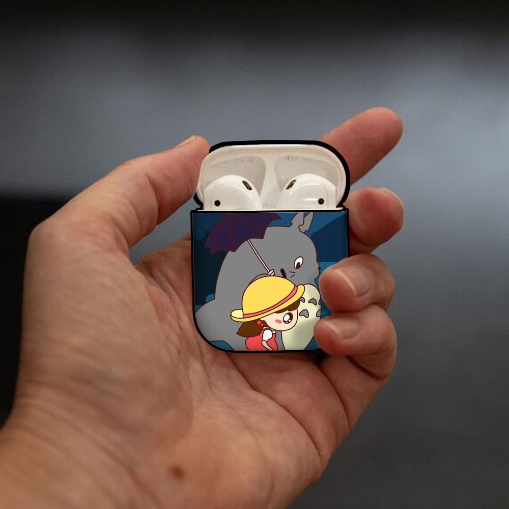 となりのトトロ 草壁メイ 草壁サツキ My Neighbor Totoro Satsuki Kusakabe Mei Kusakabe AirPods 第2世代保護ケース ハードシェル ブラック 耐衝撃・防指紋・カラビナ付き