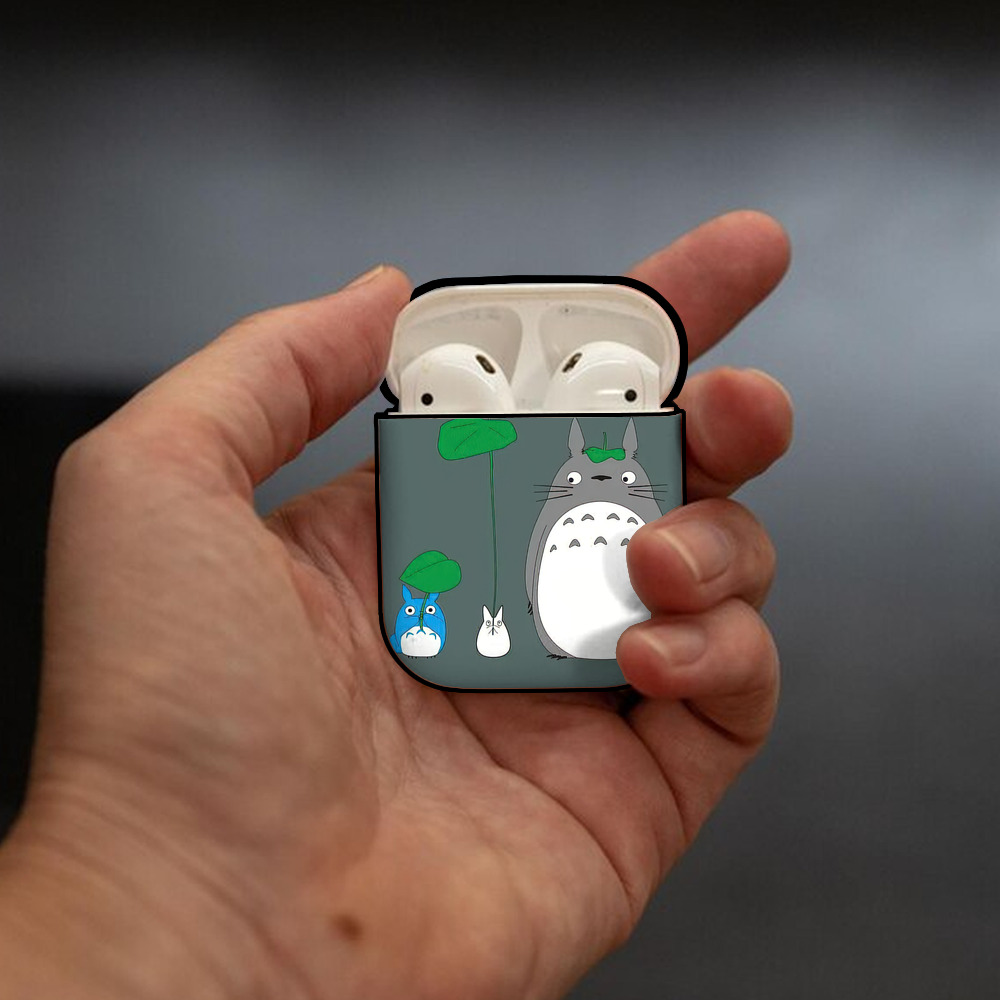 となりのトトロ 草壁メイ 草壁サツキ My Neighbor Totoro Satsuki Kusakabe Mei Kusakabe AirPods 第2世代保護ケース ハードシェル ブラック 耐衝撃・防指紋・カラビナ付き