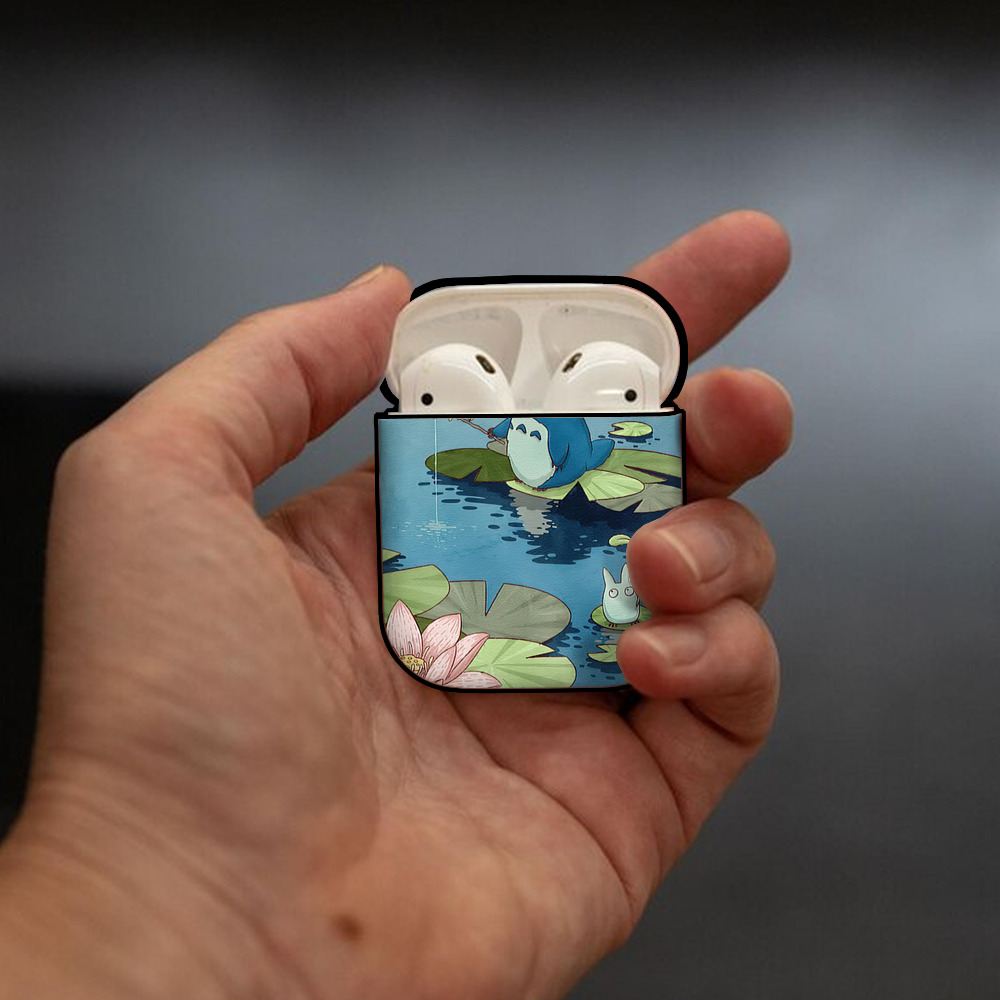 となりのトトロ 草壁メイ 草壁サツキ My Neighbor Totoro Satsuki Kusakabe Mei Kusakabe AirPods 第2世代保護ケース ハードシェル ブラック 耐衝撃・防指紋・カラビナ付き