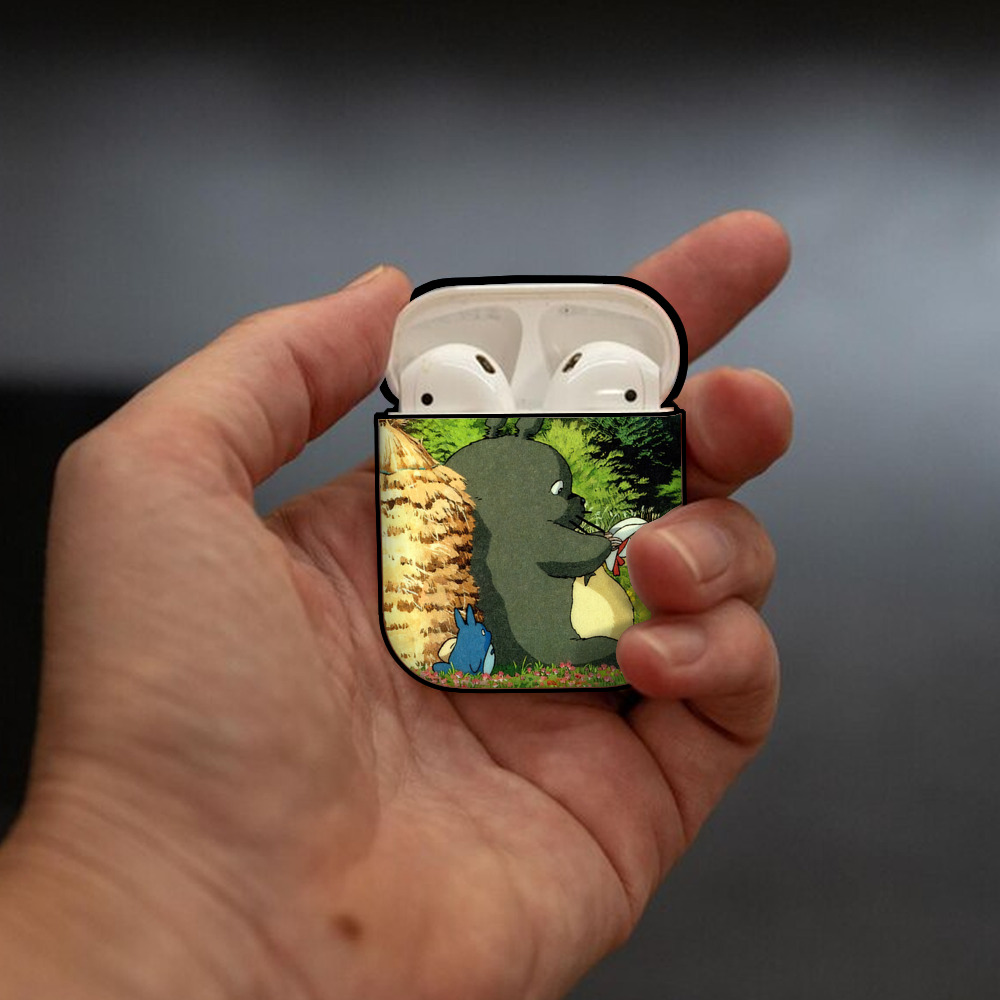 となりのトトロ 草壁メイ 草壁サツキ My Neighbor Totoro Satsuki Kusakabe Mei Kusakabe AirPods 第2世代保護ケース ハードシェル ブラック 耐衝撃・防指紋・カラビナ付き