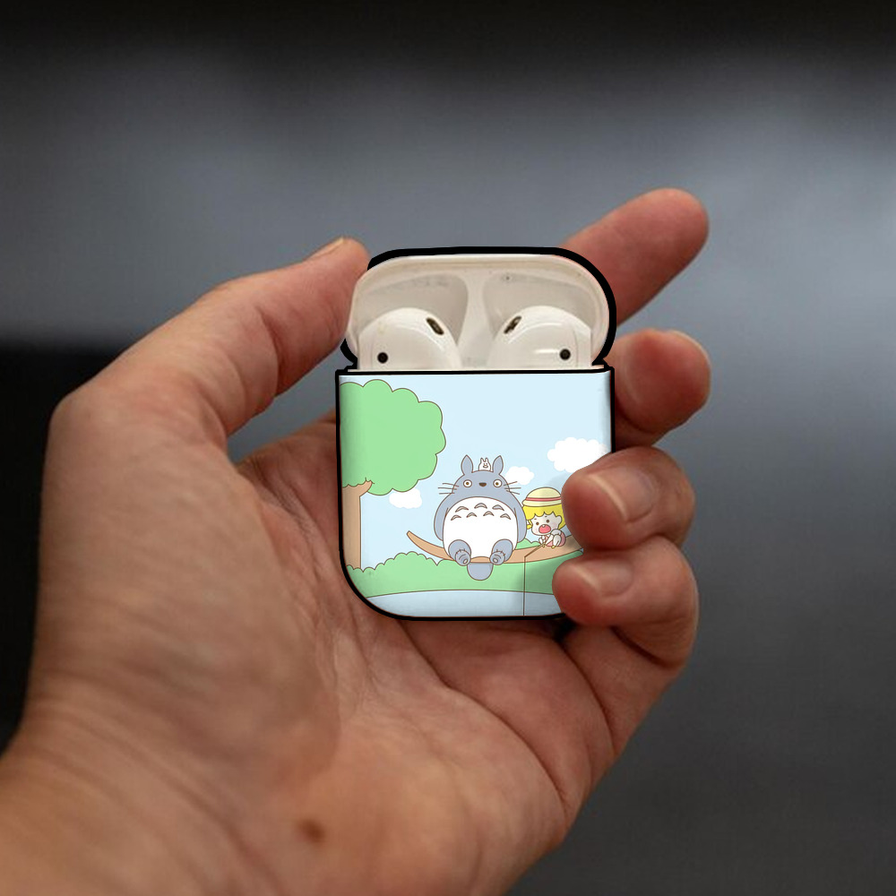 となりのトトロ 草壁メイ 草壁サツキ My Neighbor Totoro Satsuki Kusakabe Mei Kusakabe AirPods 第2世代保護ケース ハードシェル ブラック 耐衝撃・防指紋・カラビナ付き