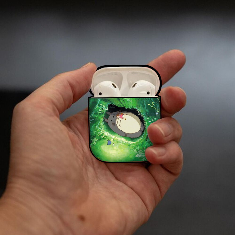 となりのトトロ 草壁メイ 草壁サツキ My Neighbor Totoro Satsuki Kusakabe Mei Kusakabe AirPods 第2世代保護ケース ハードシェル ブラック 耐衝撃・防指紋・カラビナ付き
