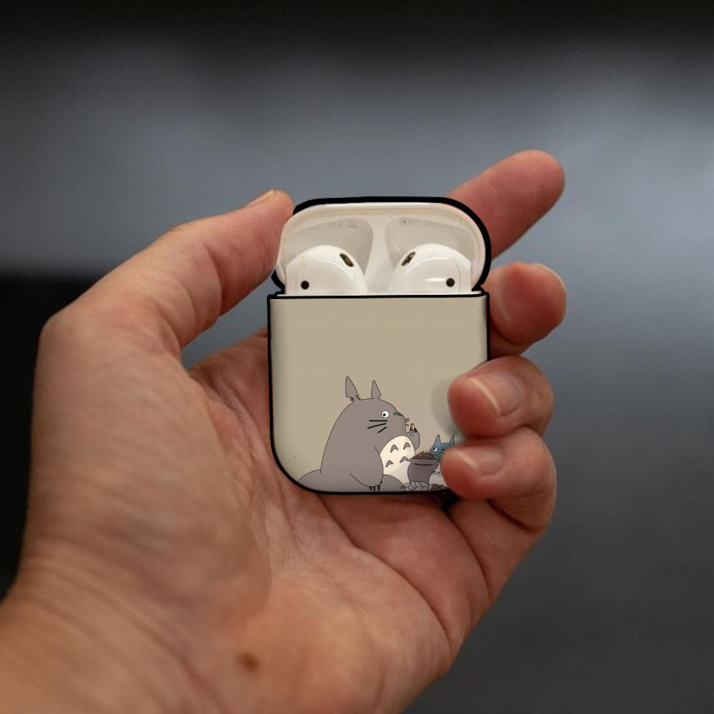 となりのトトロ 草壁メイ 草壁サツキ My Neighbor Totoro Satsuki Kusakabe Mei Kusakabe AirPods 第2世代保護ケース ハードシェル ブラック 耐衝撃・防指紋・カラビナ付き
