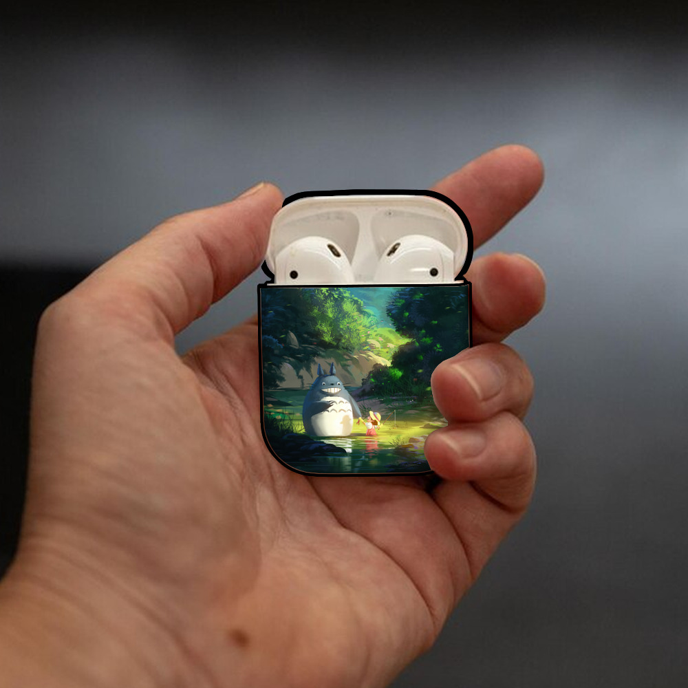 となりのトトロ 草壁メイ 草壁サツキ My Neighbor Totoro Satsuki Kusakabe Mei Kusakabe AirPods 第2世代保護ケース ハードシェル ブラック 耐衝撃・防指紋・カラビナ付き