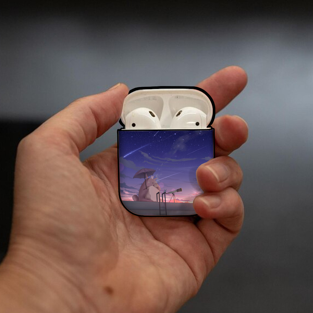 となりのトトロ 草壁メイ 草壁サツキ My Neighbor Totoro Satsuki Kusakabe Mei Kusakabe AirPods 第2世代保護ケース ハードシェル ブラック 耐衝撃・防指紋・カラビナ付き