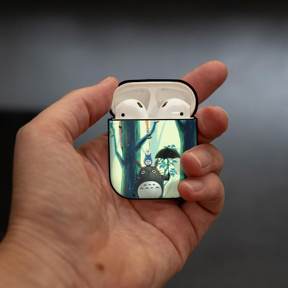 となりのトトロ 草壁メイ 草壁サツキ My Neighbor Totoro Satsuki Kusakabe Mei Kusakabe AirPods 第2世代保護ケース ハードシェル ブラック 耐衝撃・防指紋・カラビナ付き