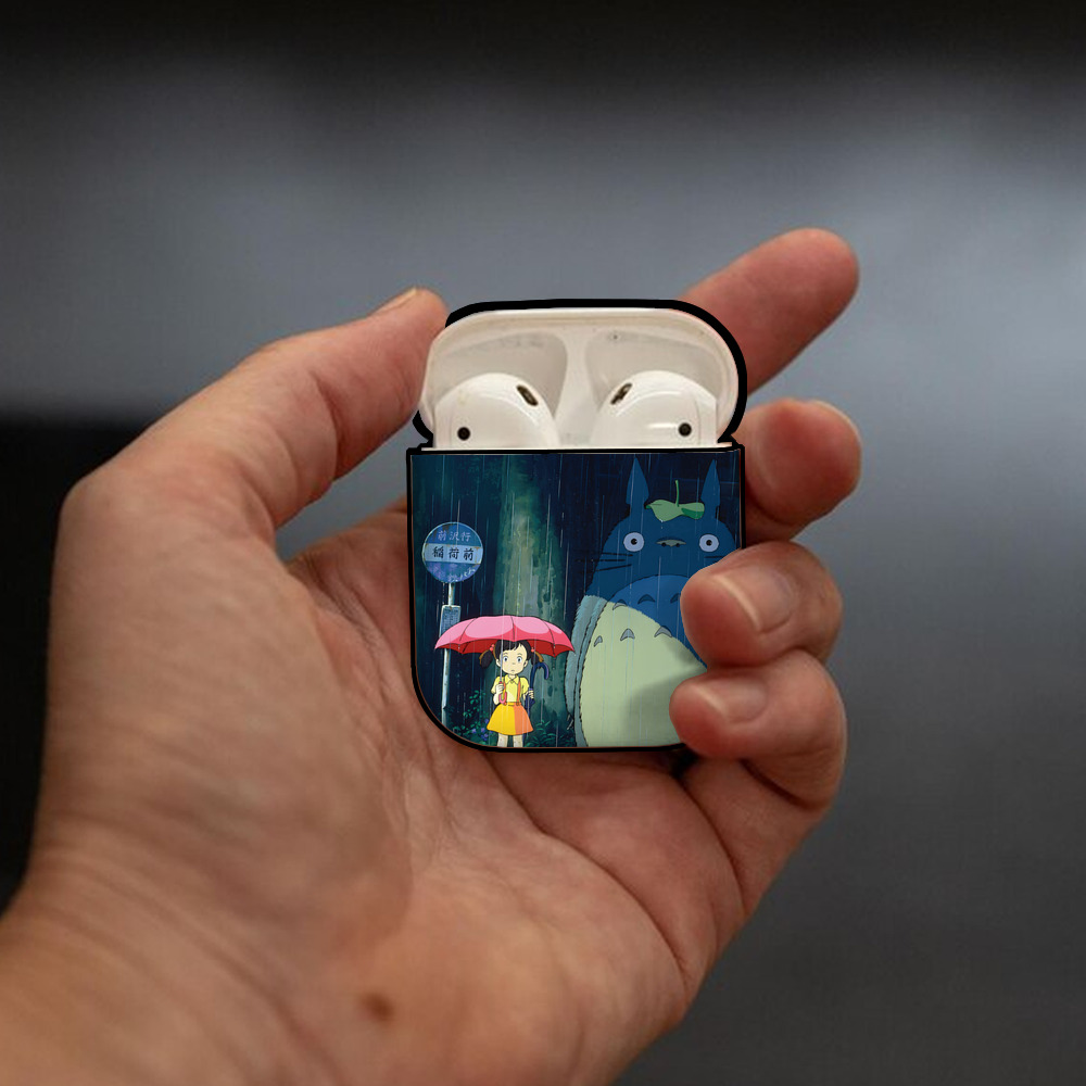 となりのトトロ 草壁メイ 草壁サツキ My Neighbor Totoro Satsuki Kusakabe Mei Kusakabe AirPods 第2世代保護ケース ハードシェル ブラック 耐衝撃・防指紋・カラビナ付き