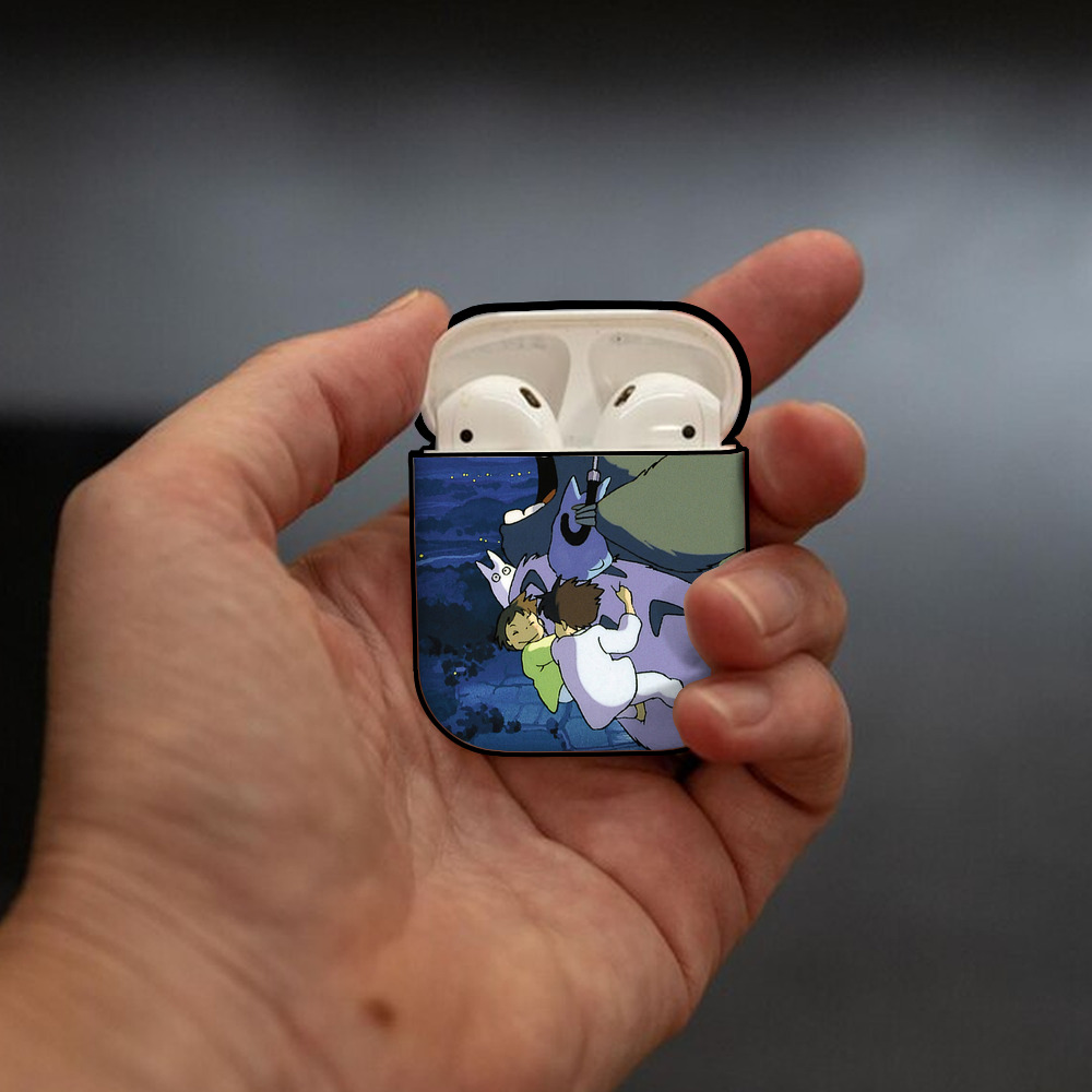 となりのトトロ 草壁メイ 草壁サツキ My Neighbor Totoro Satsuki Kusakabe Mei Kusakabe AirPods 第2世代保護ケース ハードシェル ブラック 耐衝撃・防指紋・カラビナ付き