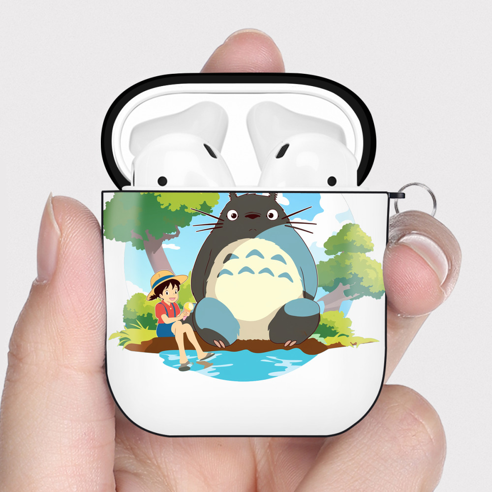 （画像用） となりのトトロ 草壁メイ 草壁サツキ My Neighbor Totoro Satsuki Kusakabe Mei Kusakabe AirPods 第2世代保護ケース ハードシェル ブラック 耐衝撃・防指紋・カラビナ付き