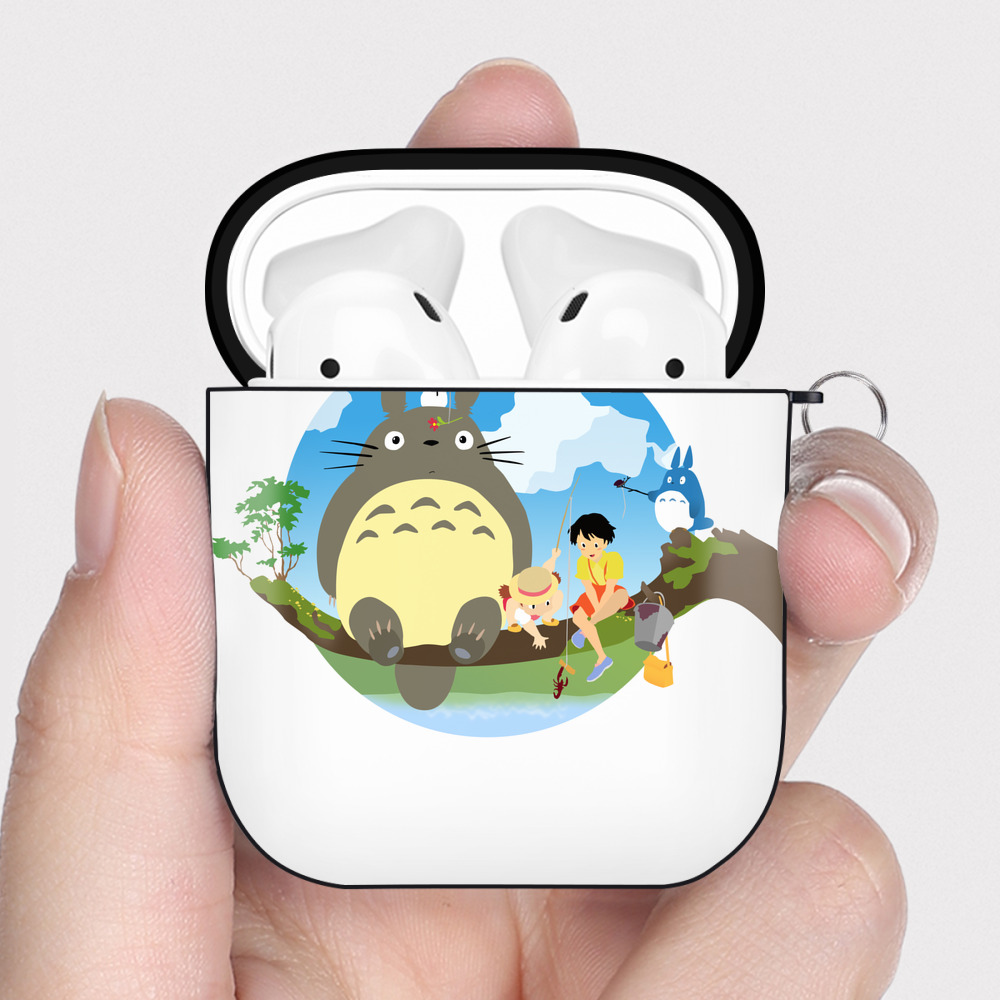 （画像用） となりのトトロ 草壁メイ 草壁サツキ My Neighbor Totoro Satsuki Kusakabe Mei Kusakabe AirPods 第2世代保護ケース ハードシェル ブラック 耐衝撃・防指紋・カラビナ付き