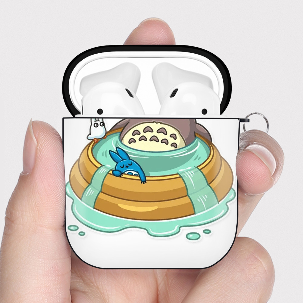 （画像用） となりのトトロ 草壁メイ 草壁サツキ My Neighbor Totoro Satsuki Kusakabe Mei Kusakabe AirPods 第2世代保護ケース ハードシェル ブラック 耐衝撃・防指紋・カラビナ付き