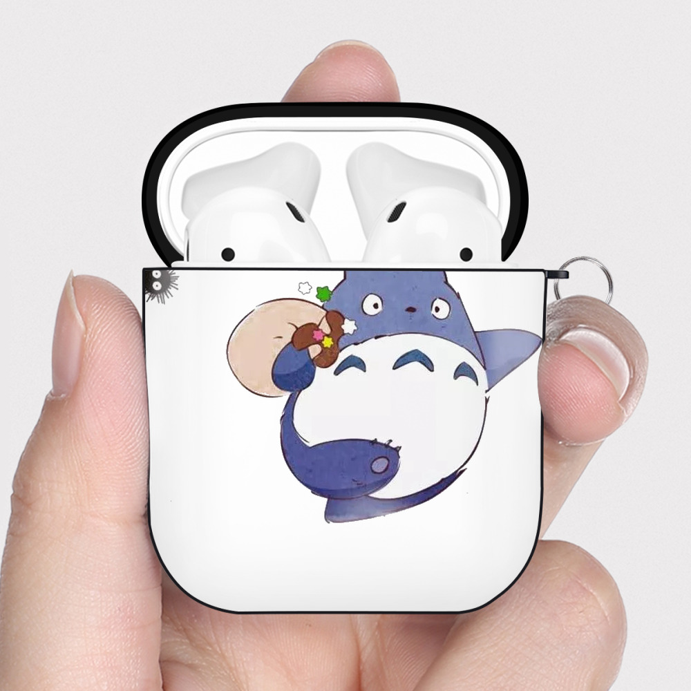（画像用） となりのトトロ 草壁メイ 草壁サツキ My Neighbor Totoro Satsuki Kusakabe Mei Kusakabe AirPods 第2世代保護ケース ハードシェル ブラック 耐衝撃・防指紋・カラビナ付き
