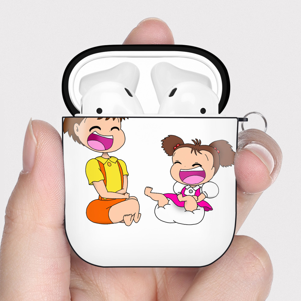 （画像用） となりのトトロ 草壁メイ 草壁サツキ My Neighbor Totoro Satsuki Kusakabe Mei Kusakabe AirPods 第2世代保護ケース ハードシェル ブラック 耐衝撃・防指紋・カラビナ付き