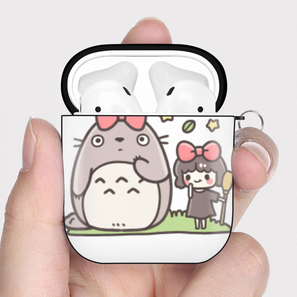 （画像用） となりのトトロ 草壁メイ 草壁サツキ My Neighbor Totoro Satsuki Kusakabe Mei Kusakabe AirPods 第2世代保護ケース ハードシェル ブラック 耐衝撃・防指紋・カラビナ付き