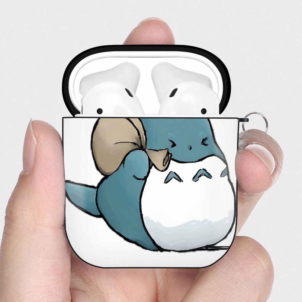 （画像用） となりのトトロ 草壁メイ 草壁サツキ My Neighbor Totoro Satsuki Kusakabe Mei Kusakabe AirPods 第2世代保護ケース ハードシェル ブラック 耐衝撃・防指紋・カラビナ付き