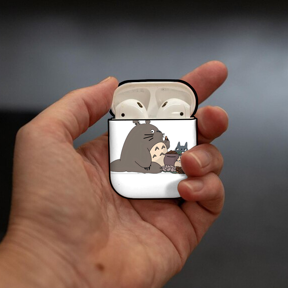 となりのトトロ 草壁メイ 草壁サツキ My Neighbor Totoro Satsuki Kusakabe Mei Kusakabe AirPods 第2世代保護ケース ハードシェル ブラック 耐衝撃・防指紋・カラビナ付き