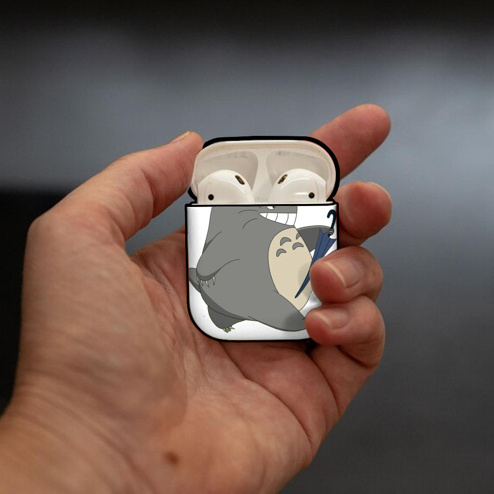 となりのトトロ 草壁メイ 草壁サツキ My Neighbor Totoro Satsuki Kusakabe Mei Kusakabe AirPods 第2世代保護ケース ハードシェル ブラック 耐衝撃・防指紋・カラビナ付き