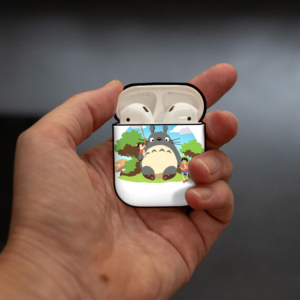となりのトトロ 草壁メイ 草壁サツキ My Neighbor Totoro Satsuki Kusakabe Mei Kusakabe AirPods 第2世代保護ケース ハードシェル ブラック 耐衝撃・防指紋・カラビナ付き