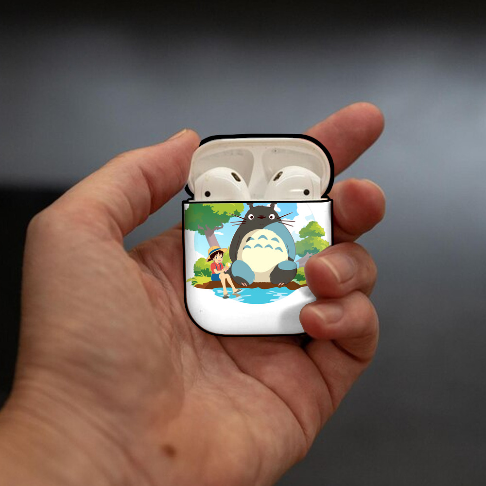 となりのトトロ 草壁メイ 草壁サツキ My Neighbor Totoro Satsuki Kusakabe Mei Kusakabe AirPods 第2世代保護ケース ハードシェル ブラック 耐衝撃・防指紋・カラビナ付き