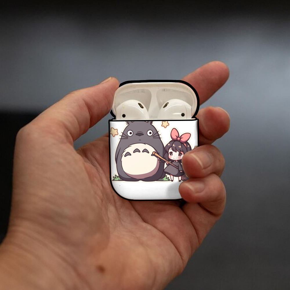 となりのトトロ 草壁メイ 草壁サツキ My Neighbor Totoro Satsuki Kusakabe Mei Kusakabe AirPods 第2世代保護ケース ハードシェル ブラック 耐衝撃・防指紋・カラビナ付き