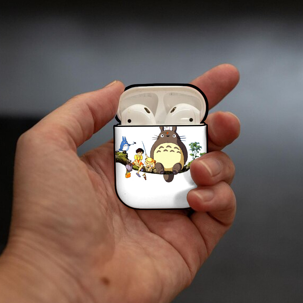 となりのトトロ 草壁メイ 草壁サツキ My Neighbor Totoro Satsuki Kusakabe Mei Kusakabe AirPods 第2世代保護ケース ハードシェル ブラック 耐衝撃・防指紋・カラビナ付き