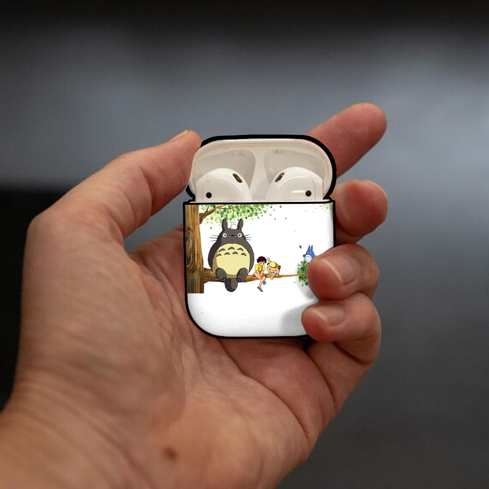 となりのトトロ 草壁メイ 草壁サツキ My Neighbor Totoro Satsuki Kusakabe Mei Kusakabe AirPods 第2世代保護ケース ハードシェル ブラック 耐衝撃・防指紋・カラビナ付き