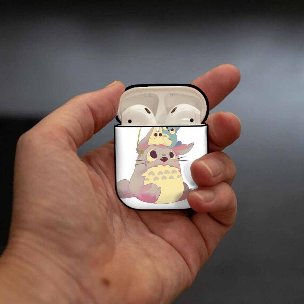 となりのトトロ 草壁メイ 草壁サツキ My Neighbor Totoro Satsuki Kusakabe Mei Kusakabe AirPods 第2世代保護ケース ハードシェル ブラック 耐衝撃・防指紋・カラビナ付き