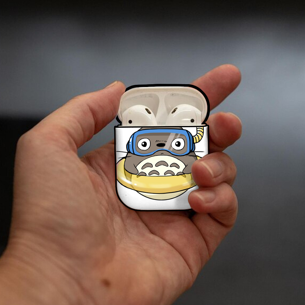 となりのトトロ 草壁メイ 草壁サツキ My Neighbor Totoro Satsuki Kusakabe Mei Kusakabe AirPods 第2世代保護ケース ハードシェル ブラック 耐衝撃・防指紋・カラビナ付き