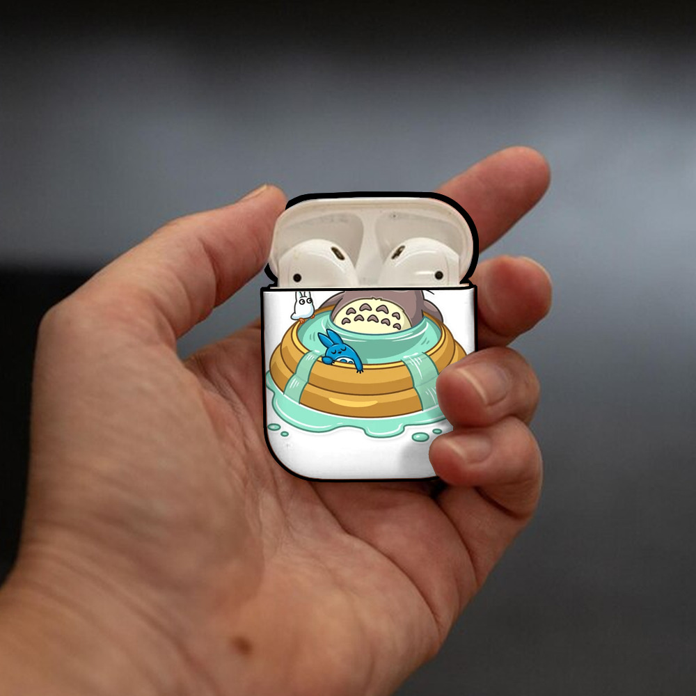 となりのトトロ 草壁メイ 草壁サツキ My Neighbor Totoro Satsuki Kusakabe Mei Kusakabe AirPods 第2世代保護ケース ハードシェル ブラック 耐衝撃・防指紋・カラビナ付き