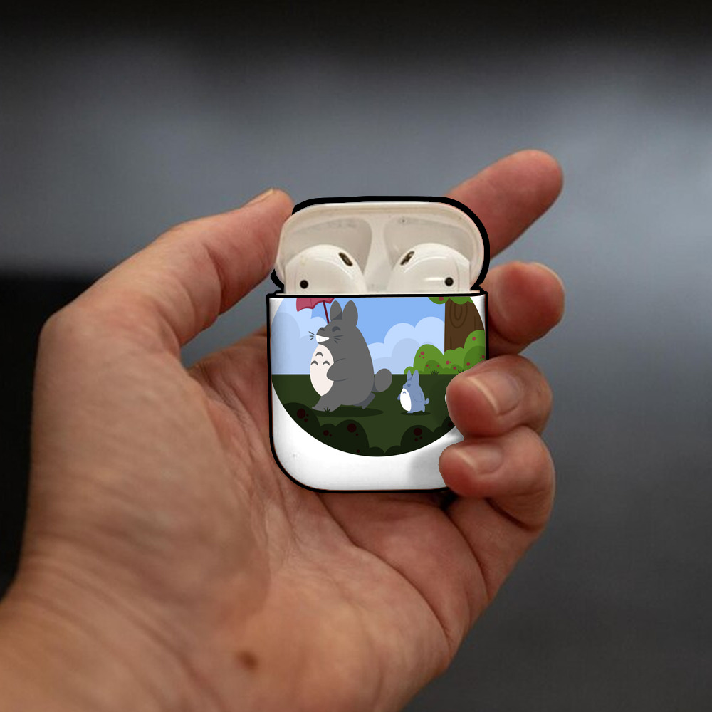 となりのトトロ 草壁メイ 草壁サツキ My Neighbor Totoro Satsuki Kusakabe Mei Kusakabe AirPods 第2世代保護ケース ハードシェル ブラック 耐衝撃・防指紋・カラビナ付き