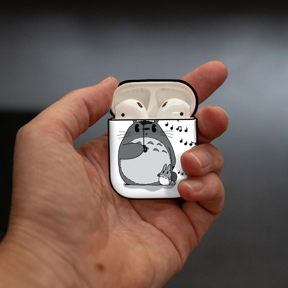 となりのトトロ 草壁メイ 草壁サツキ My Neighbor Totoro Satsuki Kusakabe Mei Kusakabe AirPods 第2世代保護ケース ハードシェル ブラック 耐衝撃・防指紋・カラビナ付き
