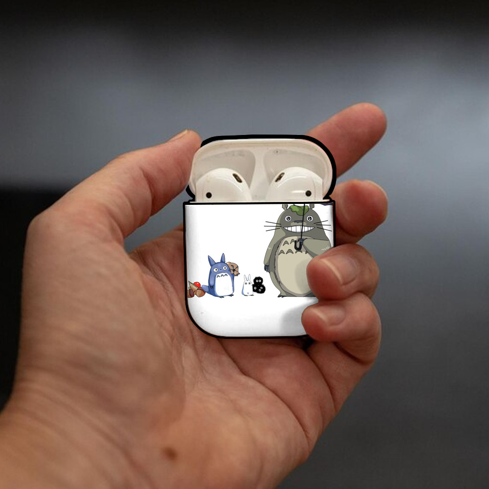 となりのトトロ 草壁メイ 草壁サツキ My Neighbor Totoro Satsuki Kusakabe Mei Kusakabe AirPods 第2世代保護ケース ハードシェル ブラック 耐衝撃・防指紋・カラビナ付き