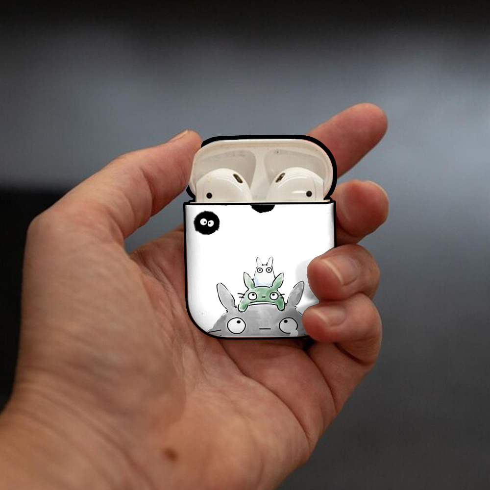 となりのトトロ 草壁メイ 草壁サツキ My Neighbor Totoro Satsuki Kusakabe Mei Kusakabe AirPods 第2世代保護ケース ハードシェル ブラック 耐衝撃・防指紋・カラビナ付き