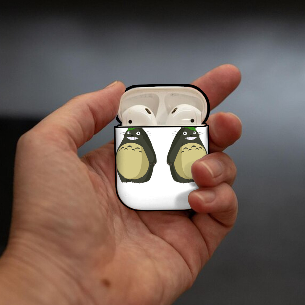 となりのトトロ 草壁メイ 草壁サツキ My Neighbor Totoro Satsuki Kusakabe Mei Kusakabe AirPods 第2世代保護ケース ハードシェル ブラック 耐衝撃・防指紋・カラビナ付き
