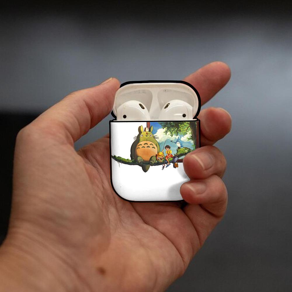 となりのトトロ 草壁メイ 草壁サツキ My Neighbor Totoro Satsuki Kusakabe Mei Kusakabe AirPods 第2世代保護ケース ハードシェル ブラック 耐衝撃・防指紋・カラビナ付き