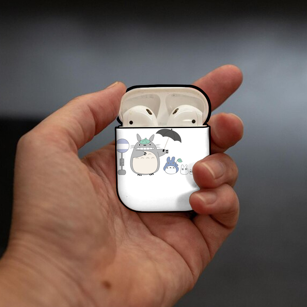 となりのトトロ 草壁メイ 草壁サツキ My Neighbor Totoro Satsuki Kusakabe Mei Kusakabe AirPods 第2世代保護ケース ハードシェル ブラック 耐衝撃・防指紋・カラビナ付き