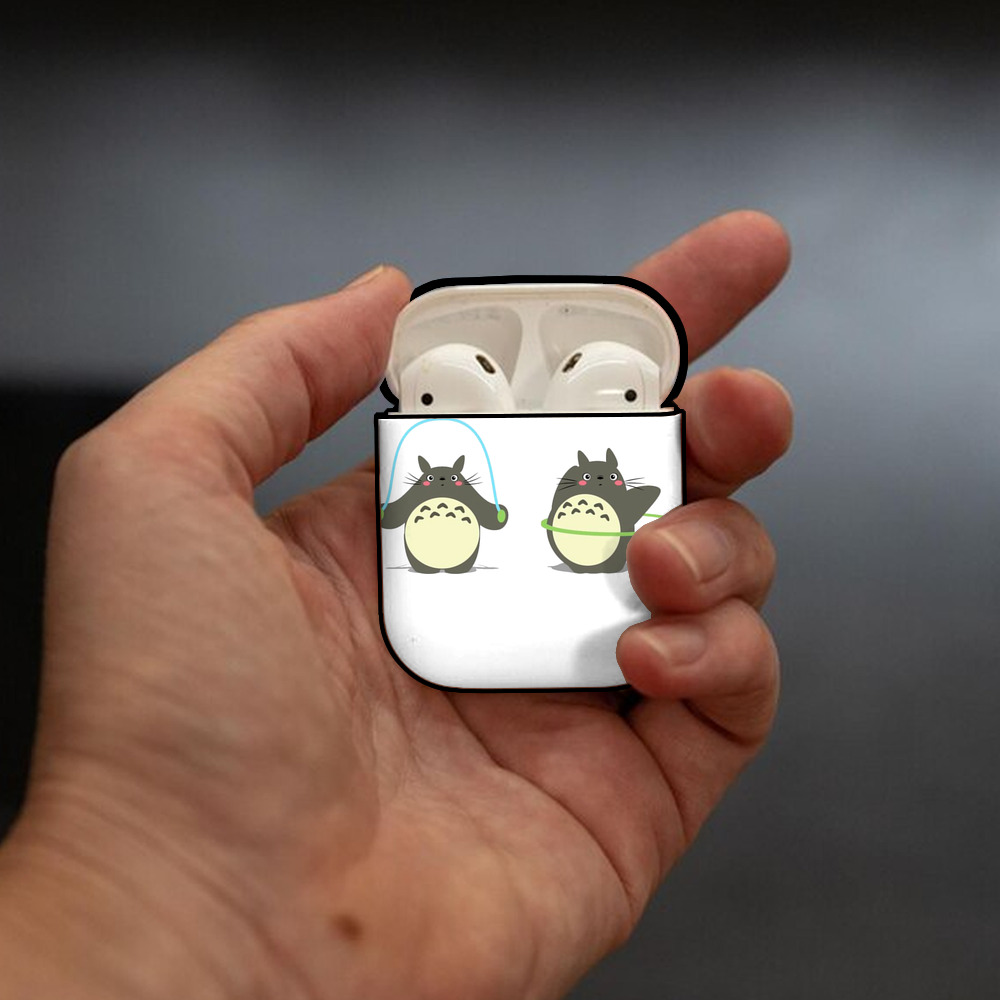 となりのトトロ 草壁メイ 草壁サツキ My Neighbor Totoro Satsuki Kusakabe Mei Kusakabe AirPods 第2世代保護ケース ハードシェル ブラック 耐衝撃・防指紋・カラビナ付き